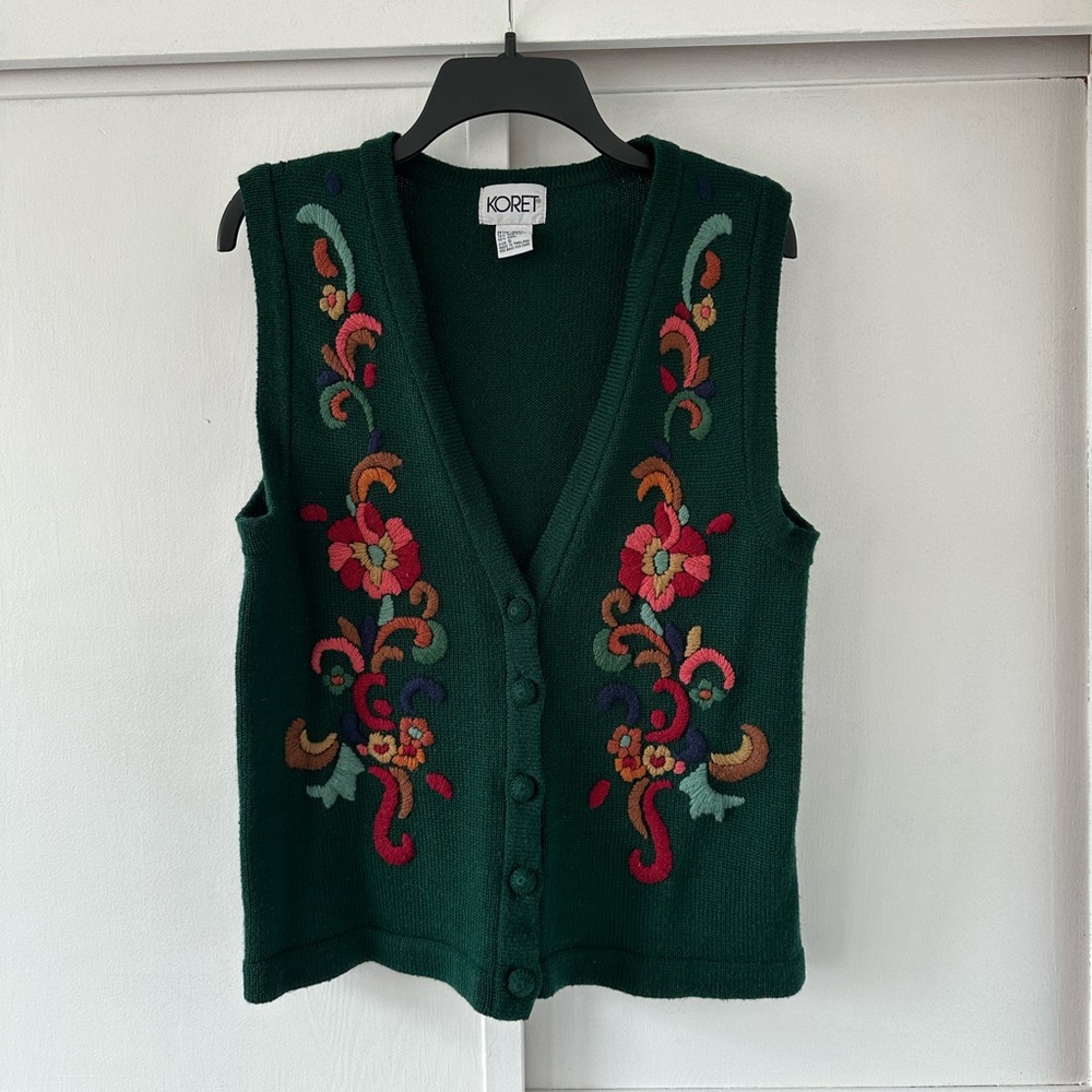 Vintage Koret Women’s Green Embroidered Sweater Vest • size S • Cottagecore